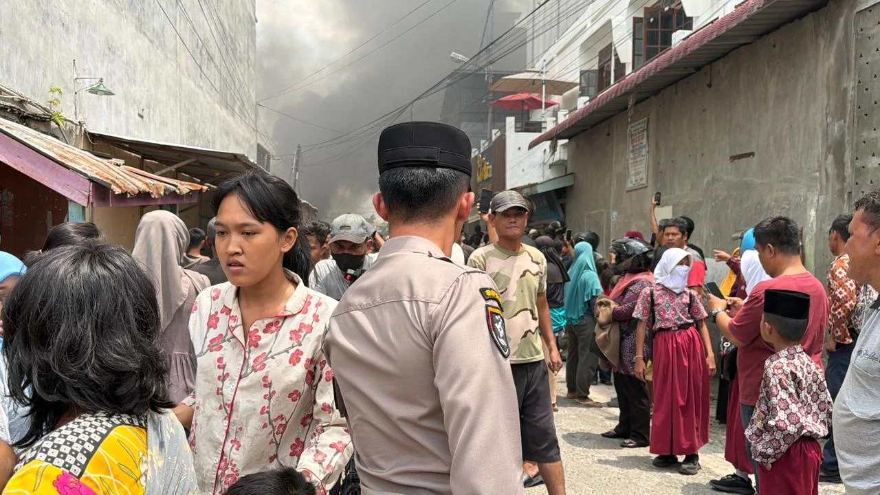 Respon Cepat Laporan 110, Kebakaran Gudang Mobil di Kisaran Barat Asahan.
