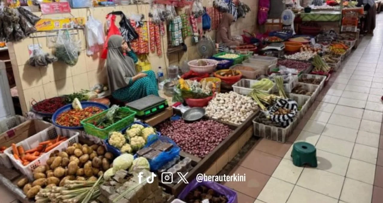 Pedagang sayur di Pasar Sanggam Adji Dilayas keluhkan penurunan omzet beberapa waktu terakhir.