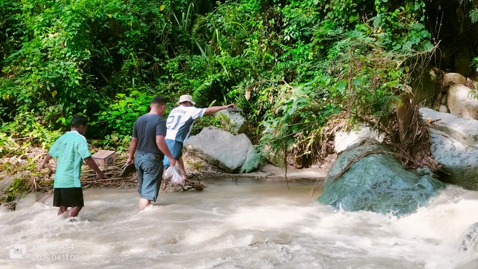 Direktur  Perumda Uwe Lino Kabupaten Donggala Imran, SH, Gercep  Meninjau Langsung Ke Intake  Di Sungai Salena Palu Barat Kota Palu - Sulteng  Akibat Banjir
