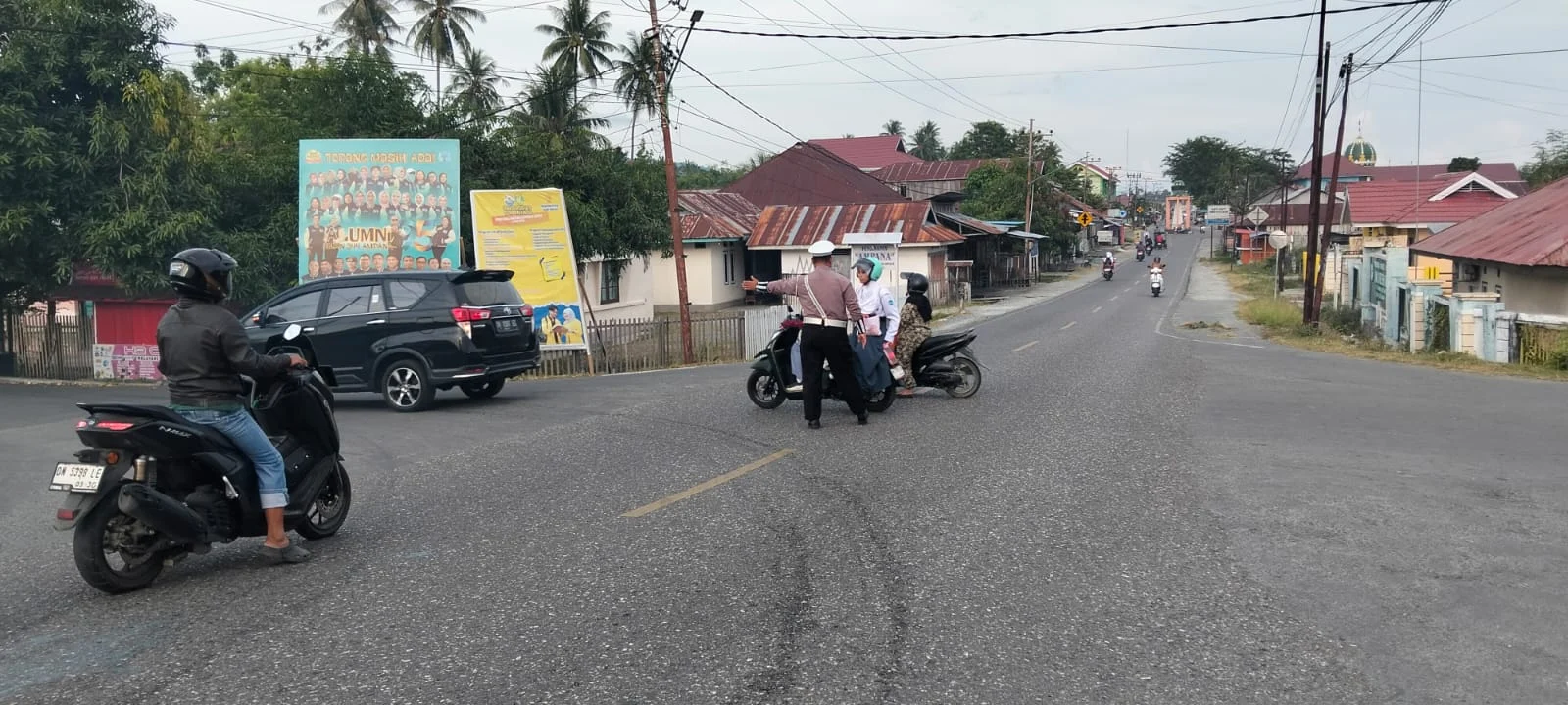 *Optimalkan Kamseltibcar Lantas, Personel Polres Touna Gelar Strong Point Pagi di Sejumlah Titik Strategis*
