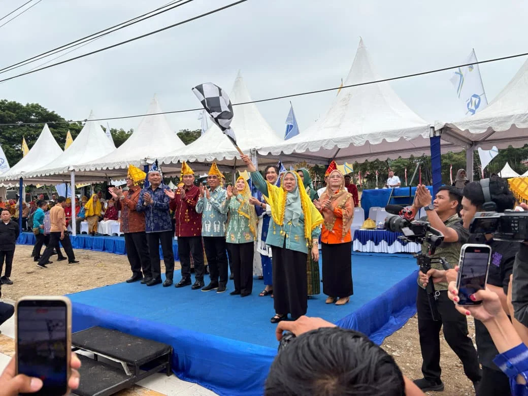 *Gubernur Anwar Hafid Lepas Karnaval Budaya Semarak HUT ke-62 Sulteng*