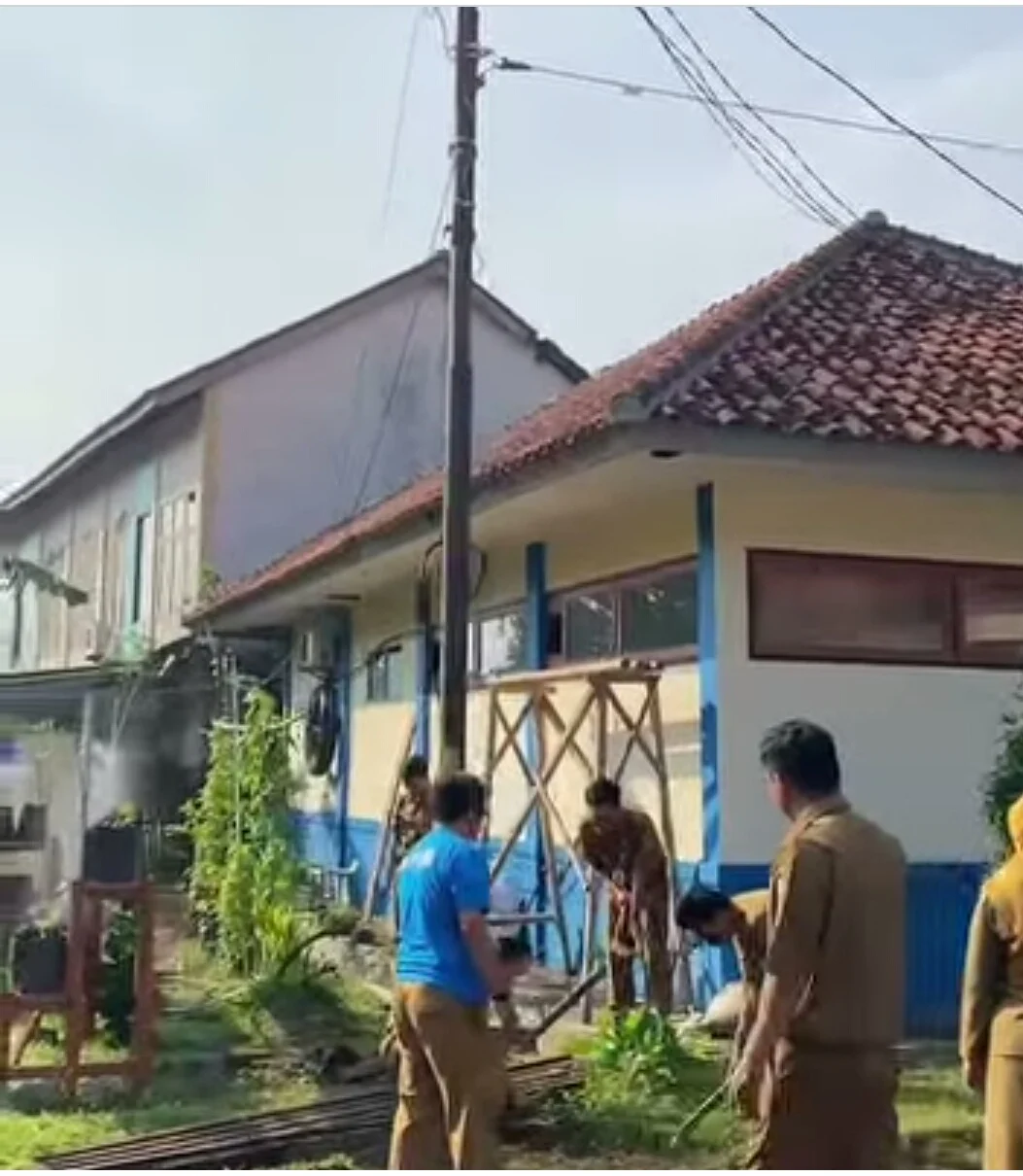 Pelaksanaan Gerakan Indonesia(Aman,Sehat,Resik,Indah)di Halaman Kantor Diskominfo Kabupaten Ciamis
