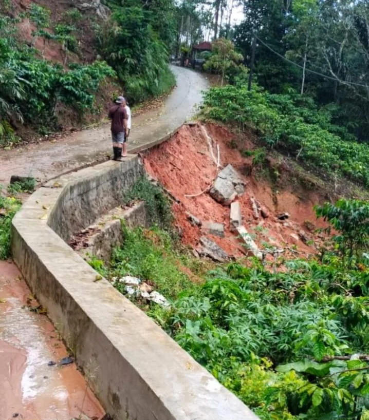 Bangunan Dana Desa Belum Setahun Sudah Ambruk, Warga Pertanyakan Kualitas Pekerjaan.