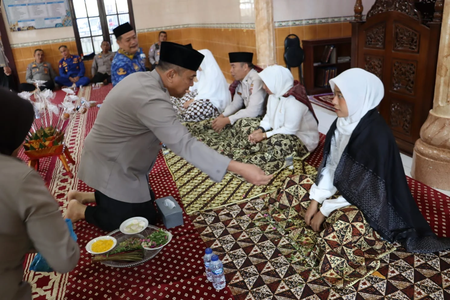Doa dan Haru Iringi Tepung Tawar Jamaah Haji Personel Polres Labuhanbatu
