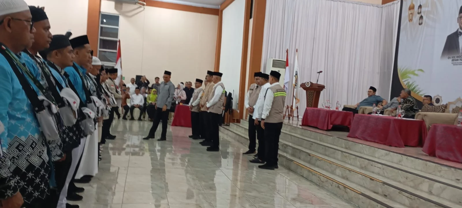 Gubernur Sumut Bobby Nasution, Bupati Langkat Syah Afandin, dan Ketua Komisi VIII Marwan Dasopang,Lepas Jemaah Haji Kloter 2 Asal Langkat dari Embarkasi Medan.
