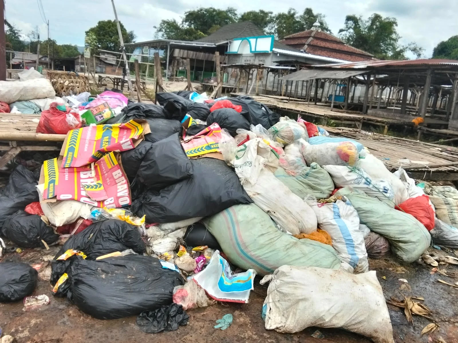 Tiga Hari Dibiarkan Menumpuk, Sampah di Pasar Senen Diduga Akibat Kelalaian Petugas Ancaman Wabah Mengintai.
