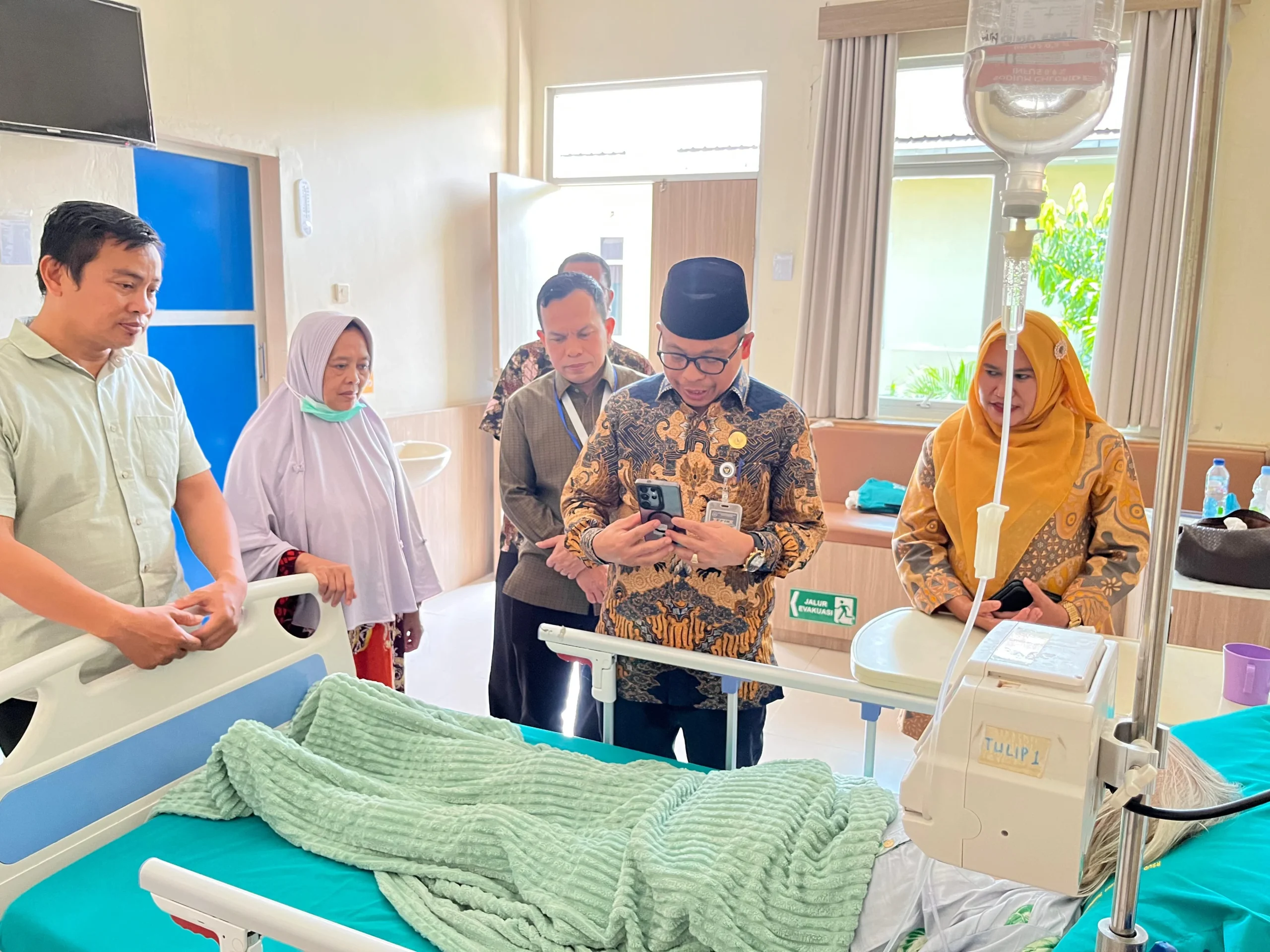 Kanwil Kemenhaj Sumut Besuk Jemaah Haji Asal Jawa Tengah yang Alami Technical Landing di Bandara Kualanamu.