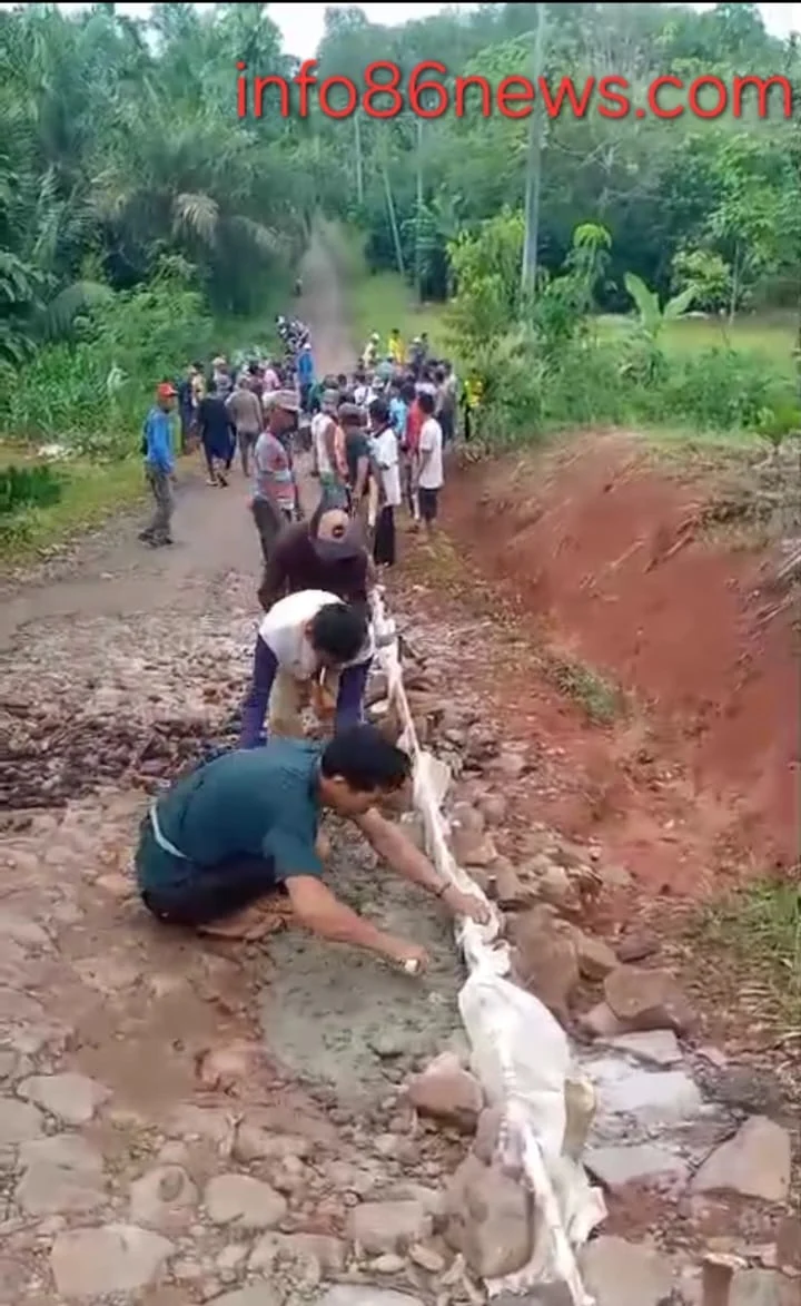 Warga Dusun 8 Lewengkolot Gotong Royong Perbaiki Jalan Rusak, Pemda Diminta Segera Bertindak