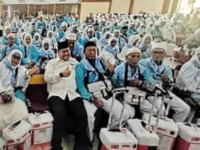 Sebagai Bentuk Penyemangat, Bupati Batubara H.Baharuddin Siagian, Bekali Para Jamaahnya Makanan Khas Daerah Dan Uang Saku, Langsung Kepada 360 Jemaah Haji Asal Kabupaten Batubara .