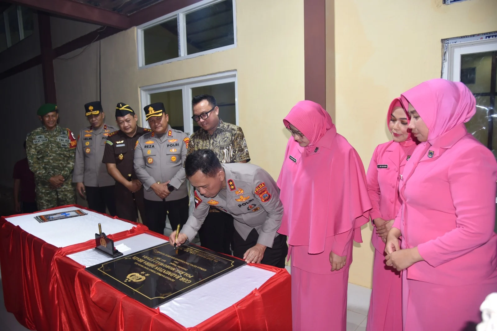 Kapolda Sulteng Kunjungi Polres Morowali Utara, Resmikan Fasilitas Pelayanan, Serahkan Bansos  dan Tekankan Profesionalisme Personel*