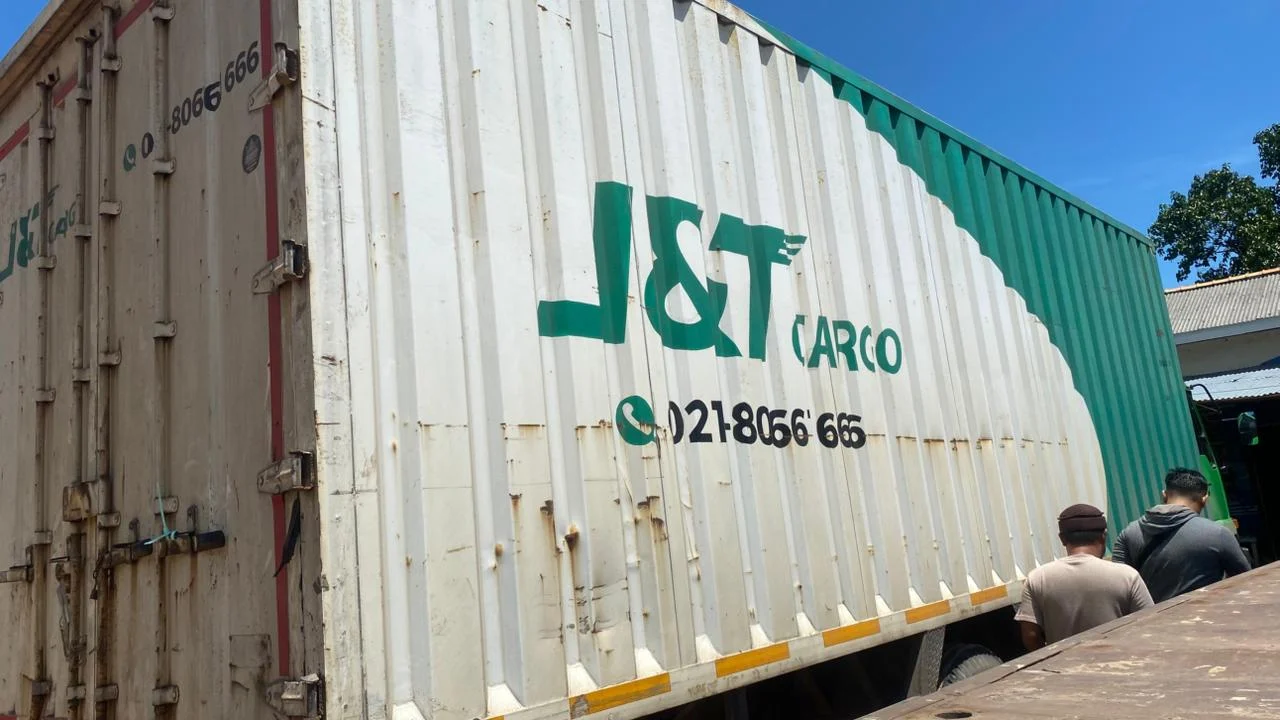 Respons Cepat Polres Bangka Barat, Truk Diduga Tabrak Lari Diamankan di Pelabuhan Tanjung Kalian