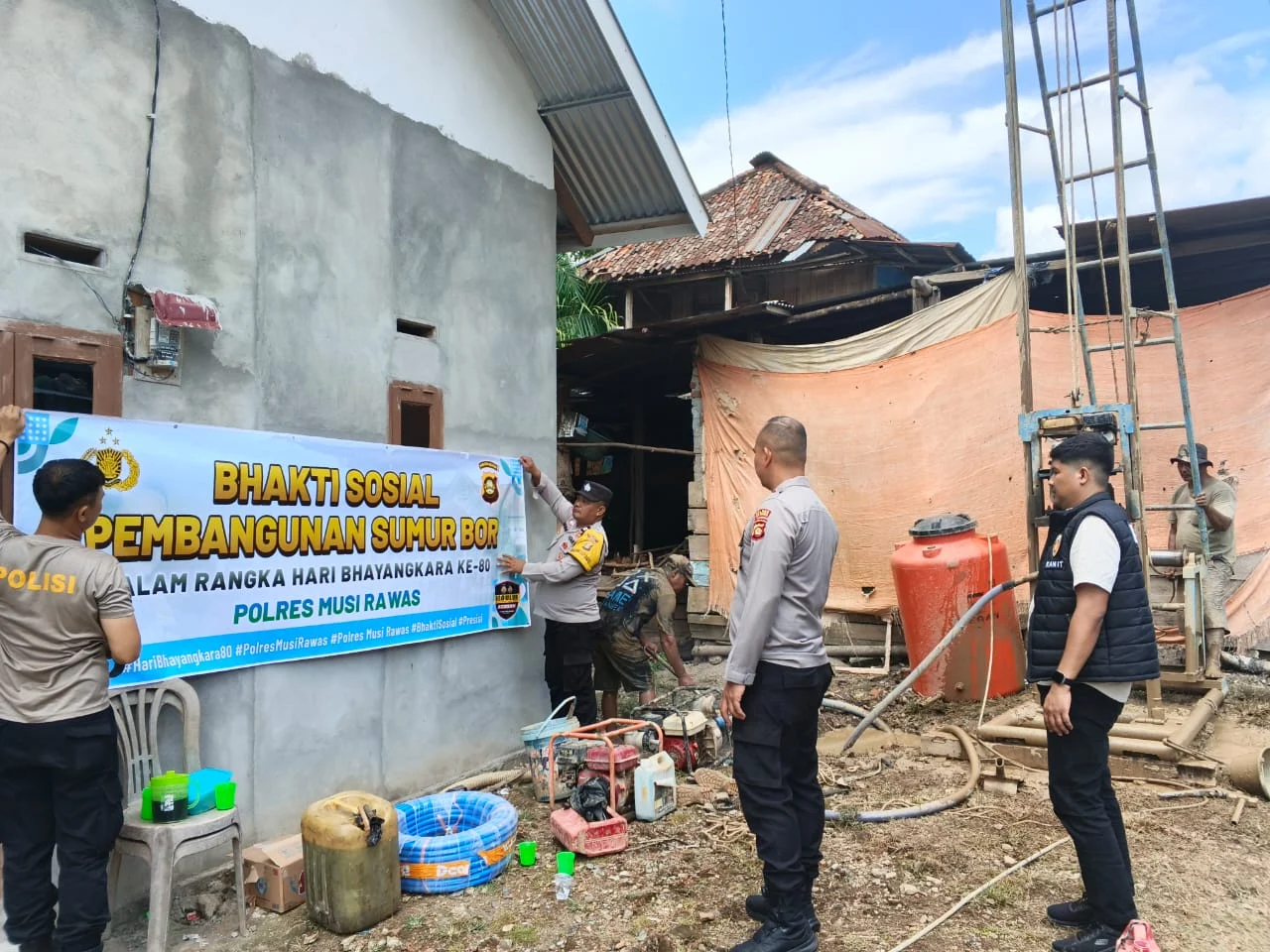 bakti sosial dalam pembangunan,sumur bor dalam rangka hari Bayangkara ke(80)Kapolsek, Kapolres, bersinergi dengan masyarakat di kelurahan muara Kelingi kabupaten Musi Rawas.