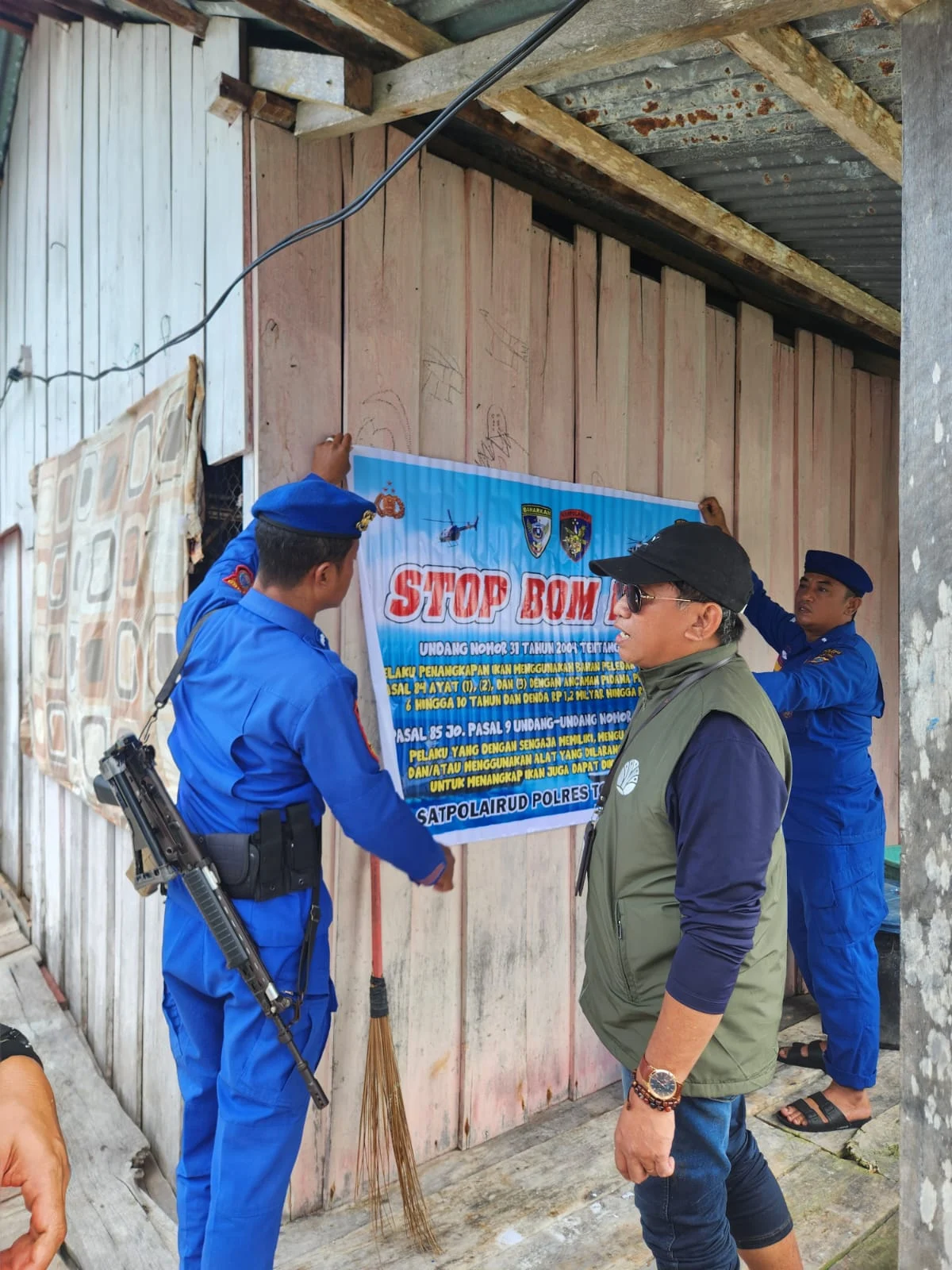 *Jaga Ekosistem Laut, Satpolairud Polres Touna Sebar Imbauan Stop Bom Ikan di Desa Siatu*