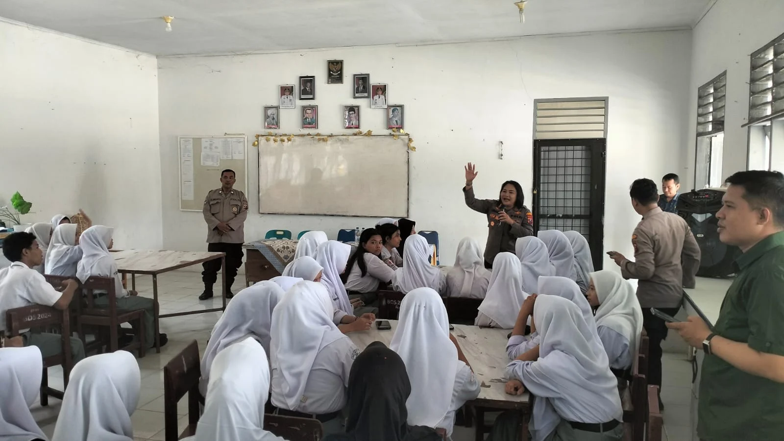 Program "Go To School"  Sat Binmas Polres Binjai Ajak Pelajar Tidak Terlibat Kenakalan Remaja.