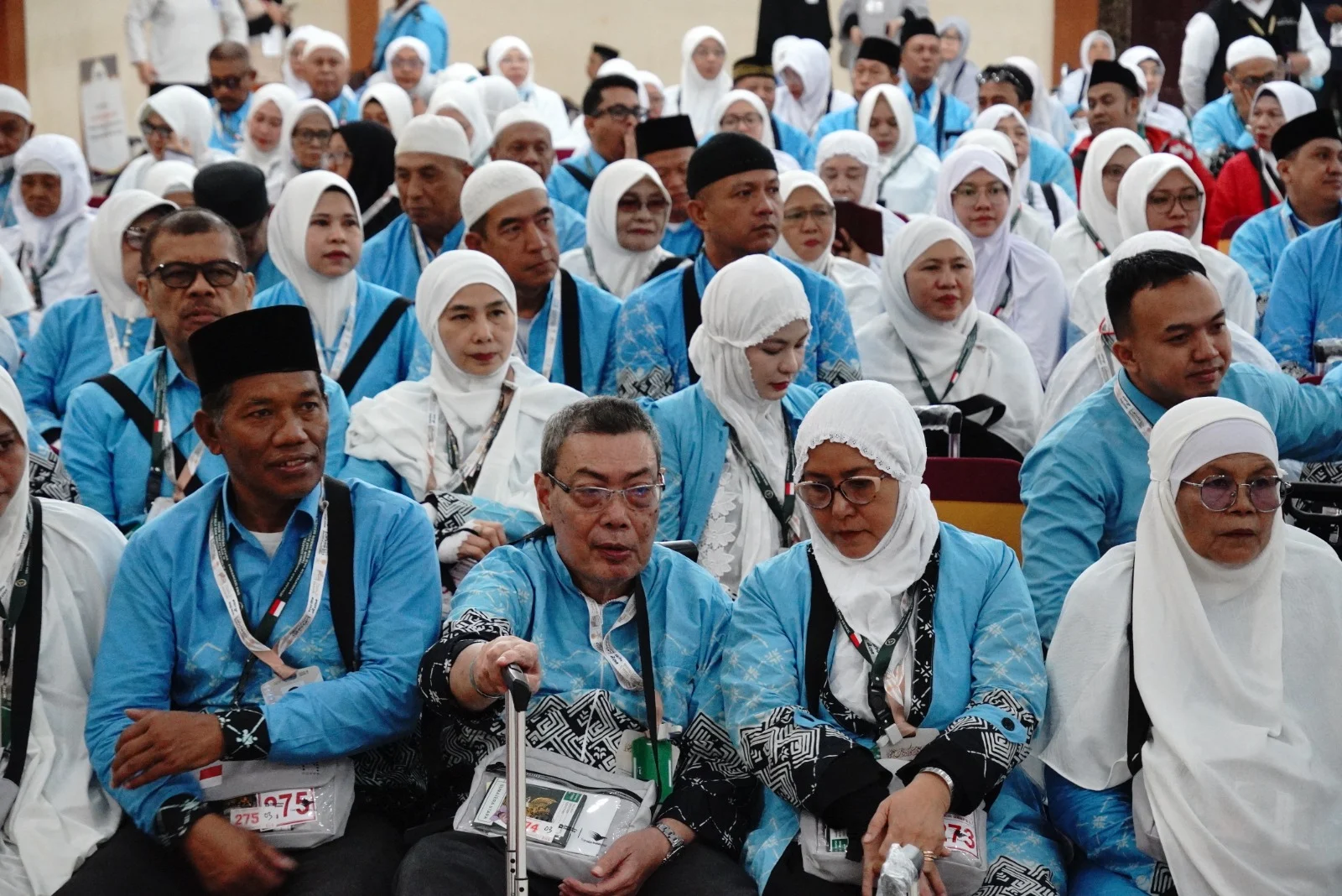 Terima Kloter 8 Embarkasi Medan, Saat Proses Penerimaan Jemaah di Aula Jabal Nur Asrama Haji Medan. Kakanwil Kemenhaj Sumut Minta Jemaah Fokus Raih Haji Mabrur.