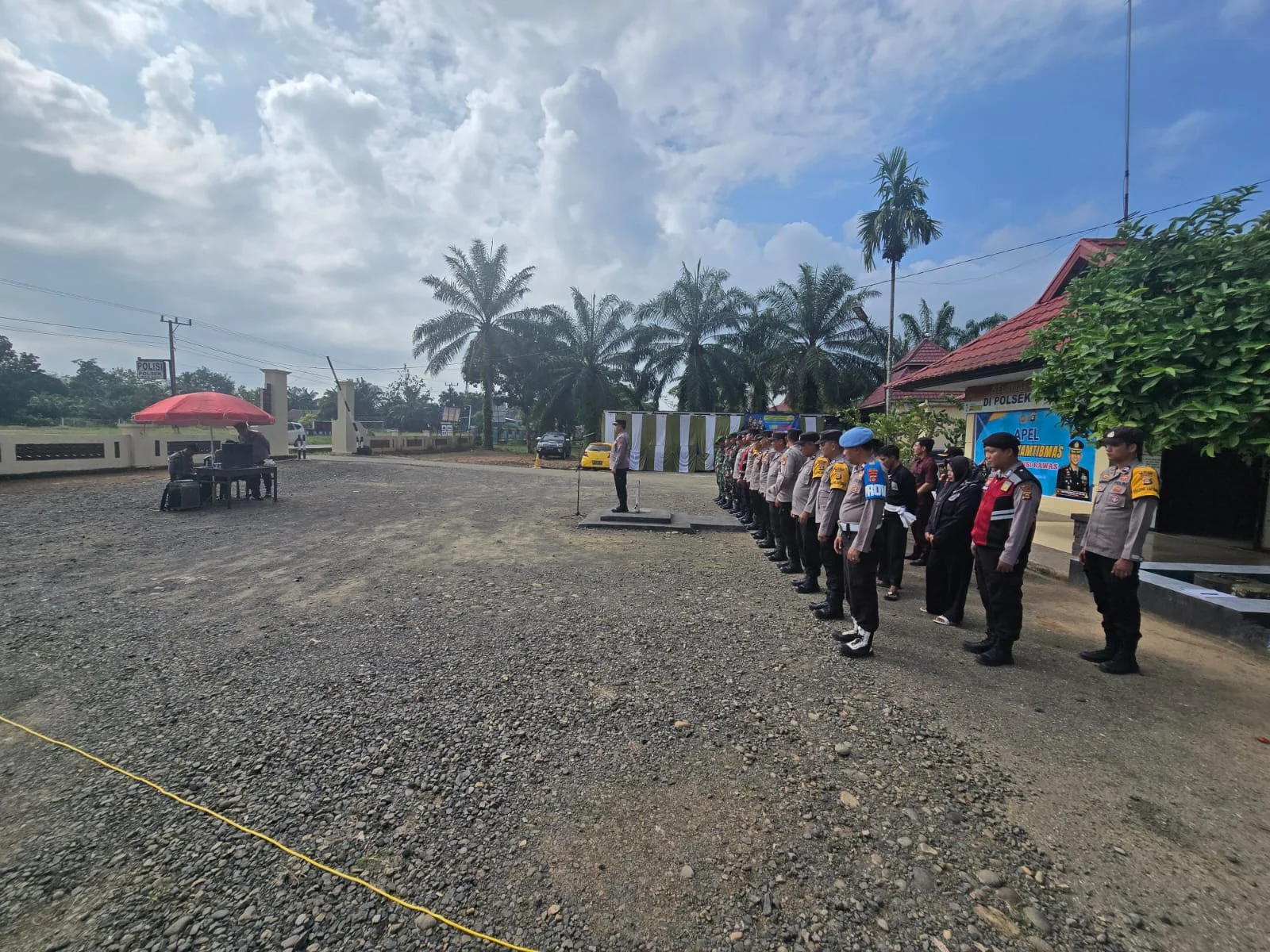 PELAKSANAAN APEL KESIAGAPAN DI LAPANGAN HIJAU POLRES MUSI RAWAS YANG DI HADIRI KAPOLDA SUMSEL 