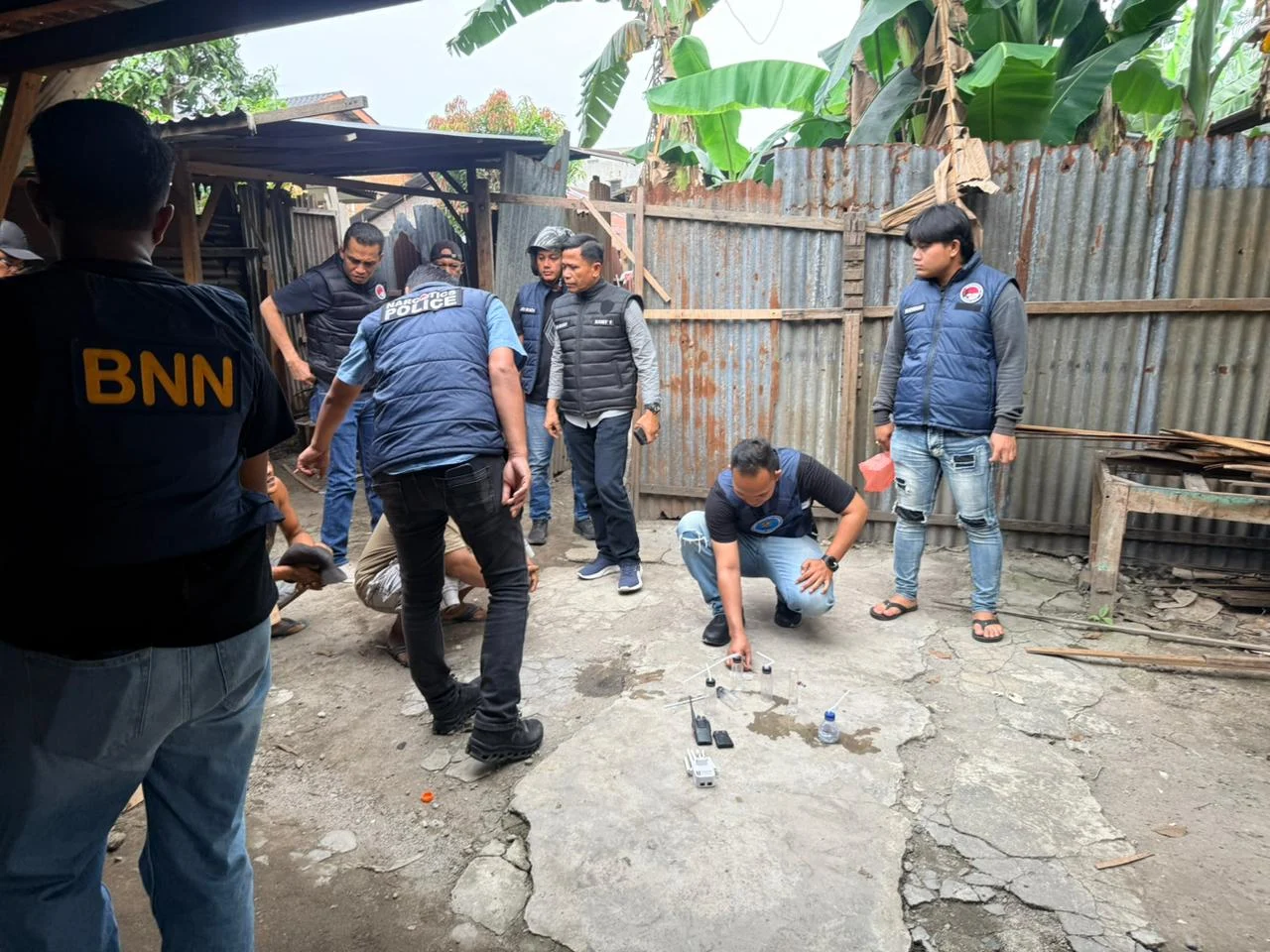 Kolaborasi Polres Binjai dengan BNNK Binjai Gerebek Sarang Narkoba, Dua Orang Diamankan.
