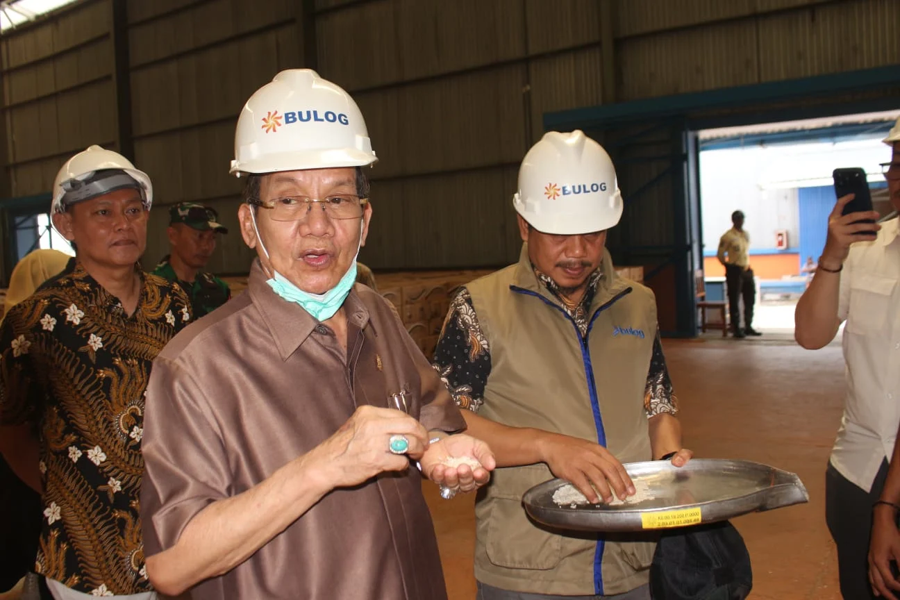 *Longki Tinjau Gudang Bulog di Parigi Moutong, Pastikan Stok Beras Aman dan Serapan Panen Petani Lancar*

