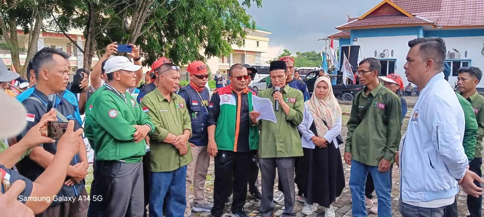 Anggota Dewan Kabupaten Siak DELVI SUSENO SH,. Ketua Fraksi Partai Gerindra DPRD kabupaten Siak hadir Tengah Massa May Day, Buruh Siak Sampaikan Kekecewaan Mendalam.