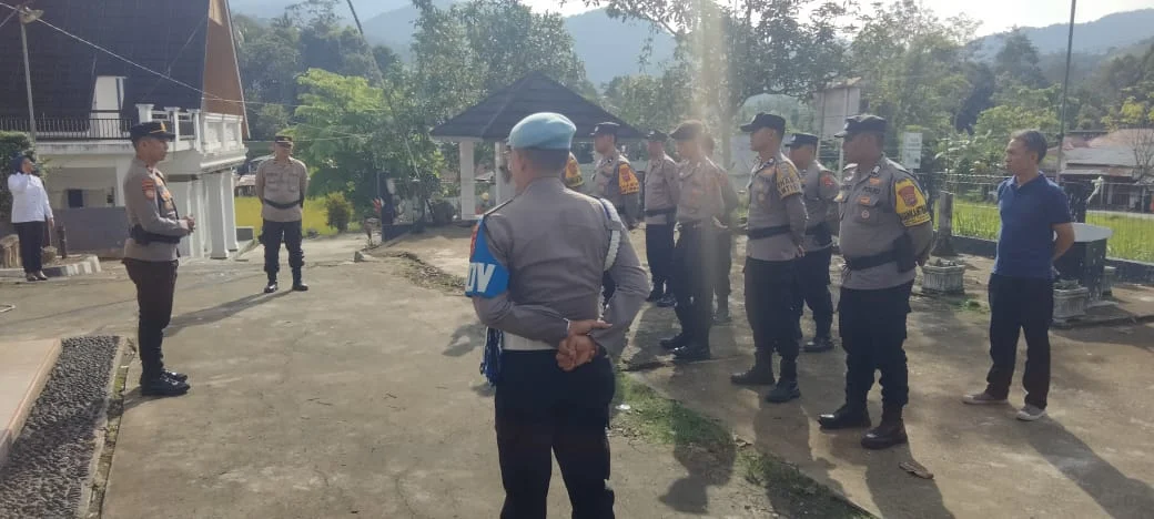 Kapolsek Hosnitra Musda, SH, M,M Pimpin Apel Pagi di Polsek Kecamatan Sungayang.
