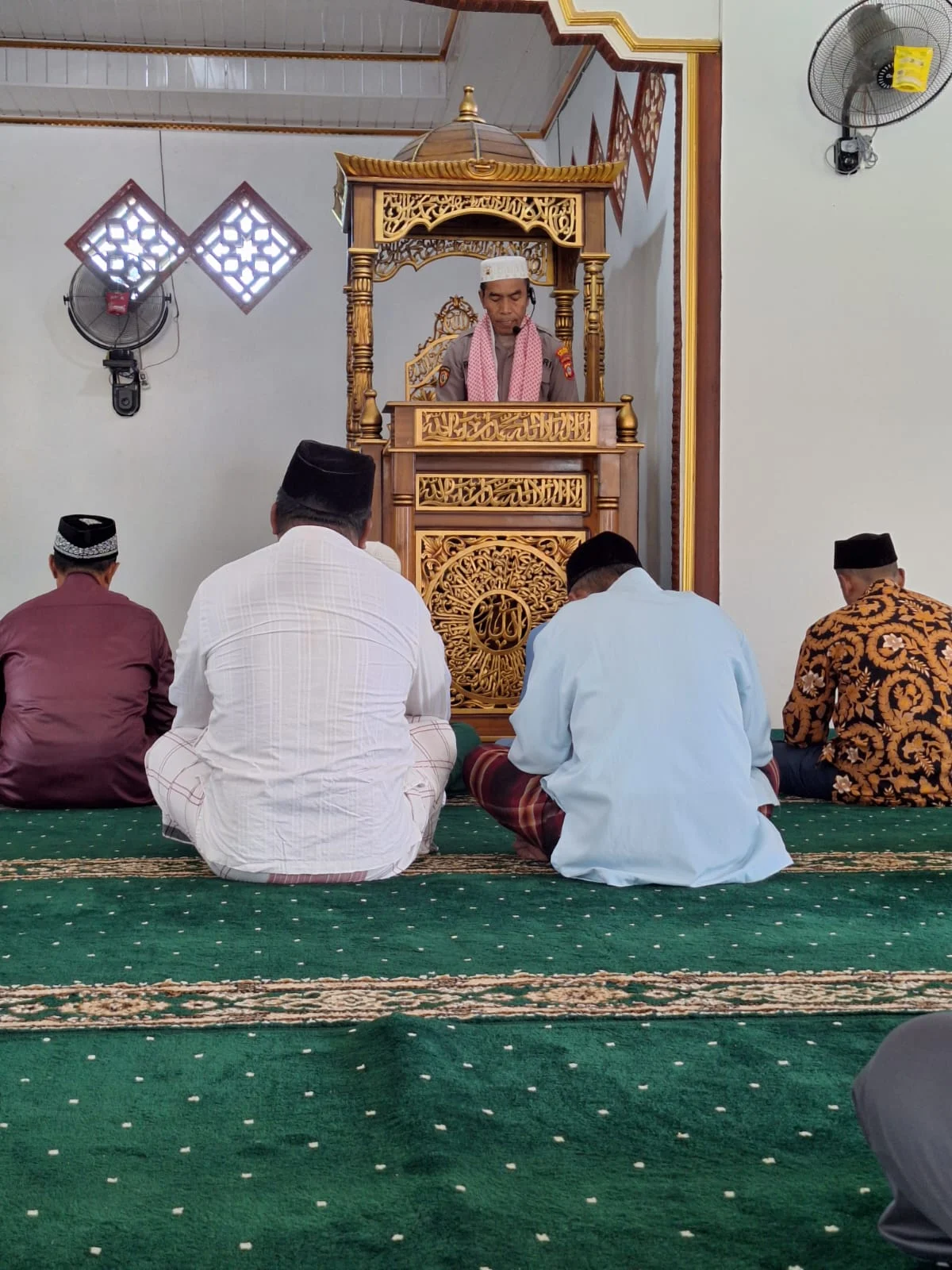 Kapolres Donggala, Melalui Kapolsek Balaesang Iptu Ramto L, Bertidak Sebagai Khatib Jum'at Di Masjid AL. Munawar Tambu - Balaesang
