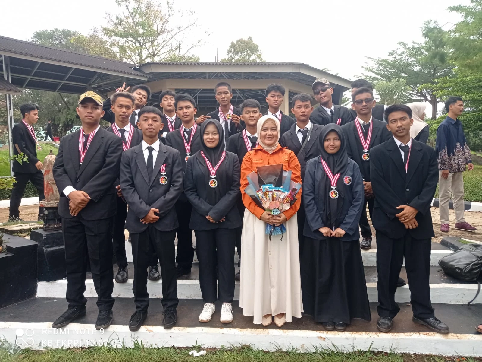 Sebanyak 469 siswa SMKN I CILAKU lulus 100%, Siswa Rayakan perpisahan dengan Sederhana Namun Khidmat. 