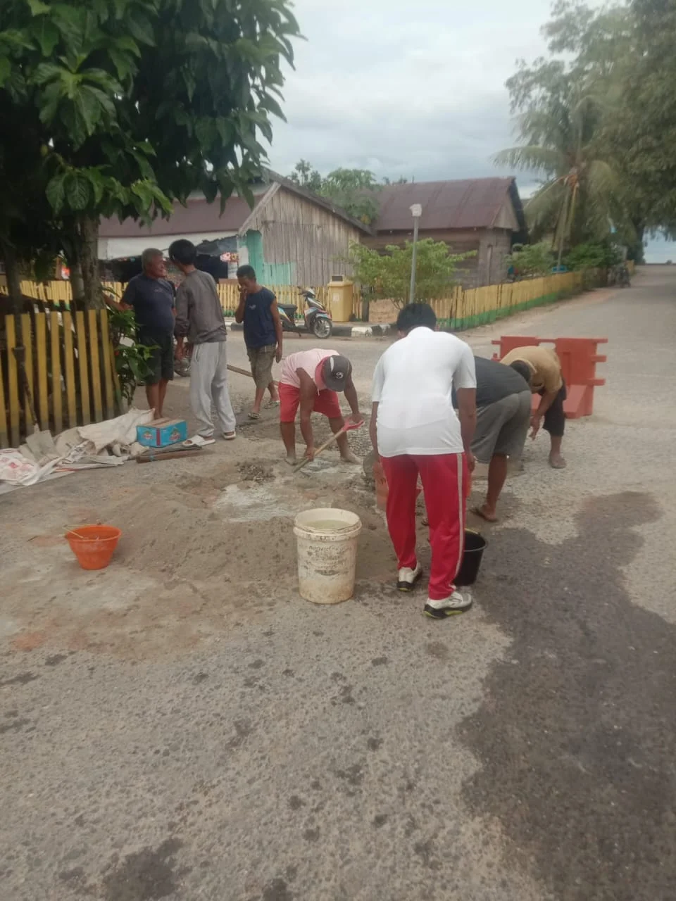 Pemerintah Desa Wayo sangat Bersinergitas Bersama Perbaikkan jalan rusak berlubang.