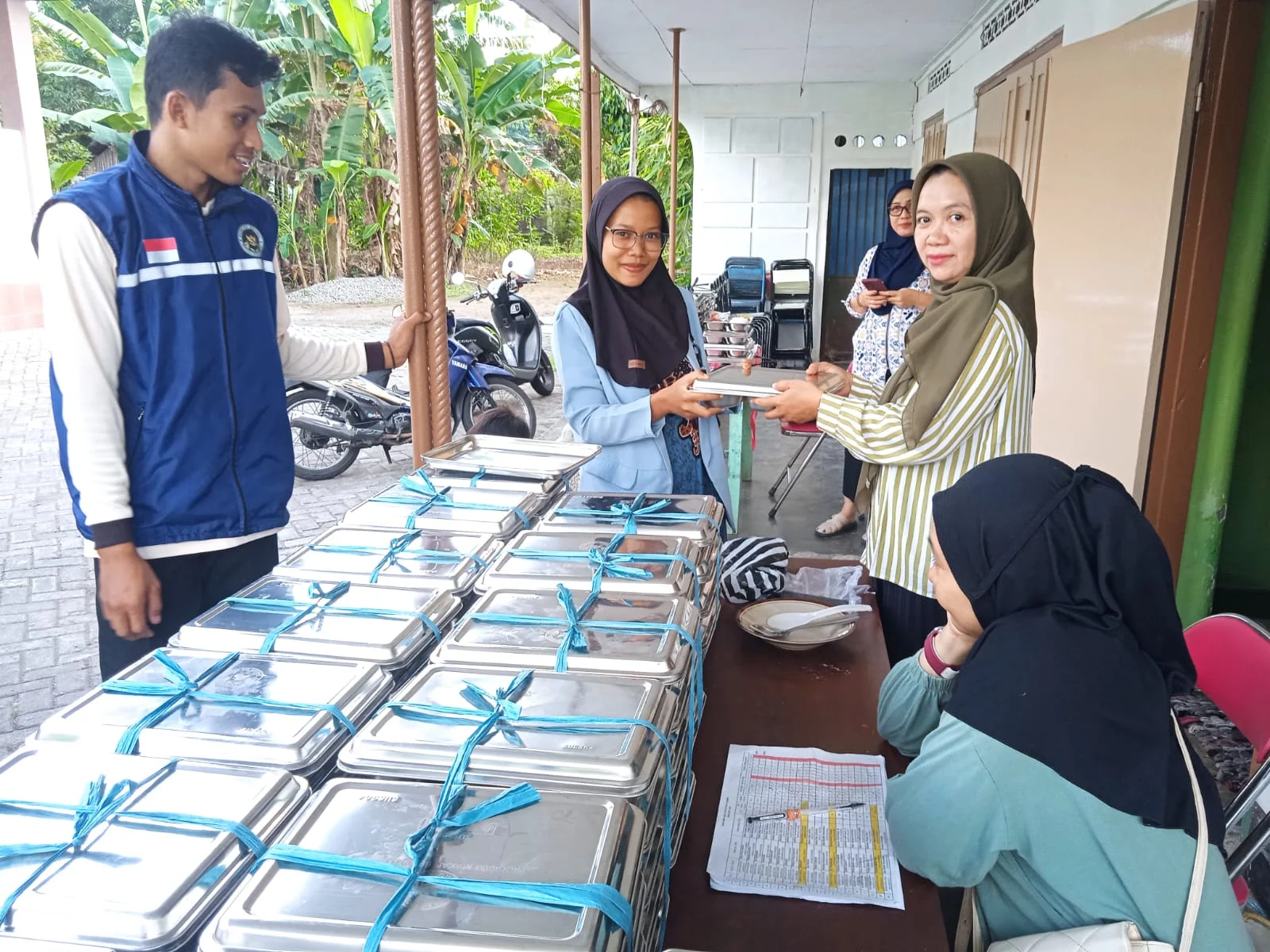 Pembagian MBG didesa Balerejo di hadiri oleh Camat Kauman IMAM SUWOYO, S.SOS.MSI.