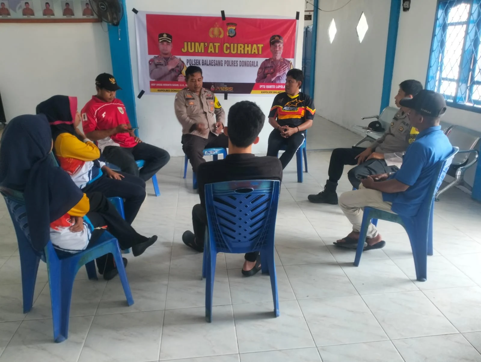 Kapolres Donggala Melalui Kapolsek Balaesang Lewat Kanit Binmas, Aiptu Yakub Bersama Anggota Pada Jum'at Curhat  Menyambangi Masyarakat Desa Labean Kec.Balaesang - Donggala