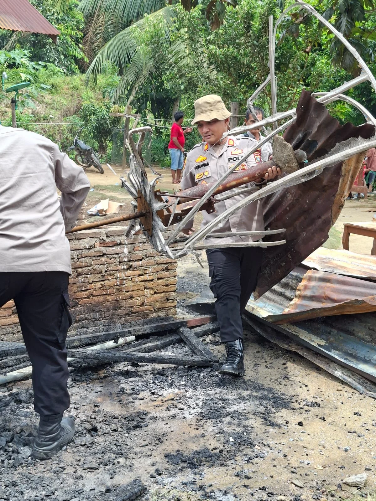 Baru Menjabat Kapolsek Polsek NA IX-X  Labura AKP Gunawan Terjun Langsung  Bantu Warga Korban Kebakaran  di Desa Batu Tunggal