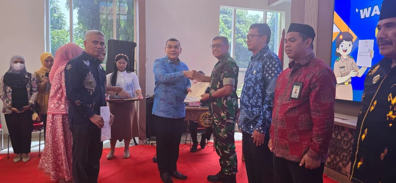 “Kasdam XXIII/Palaka Wira menerima Sertifikat Tanah Makodam XXIII/PW oleh Wamen ATR/BPN”
