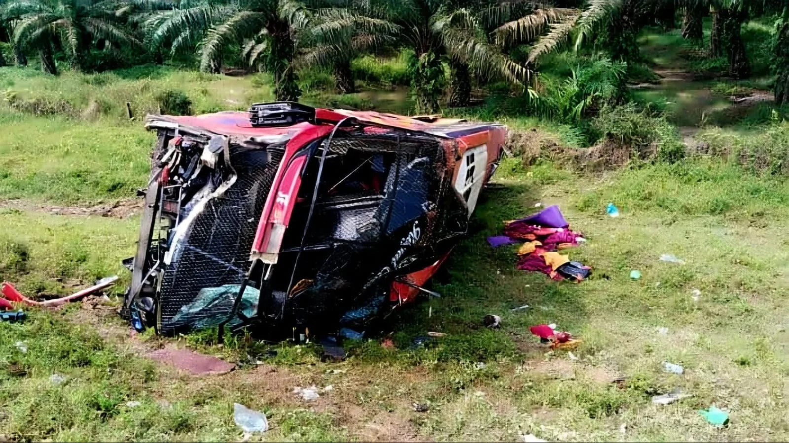 Cakalantas Bus Halmahera Vs Pickup di Tol Kualanamu - Tebingtinggi,
4 Meninggal Di tempat
