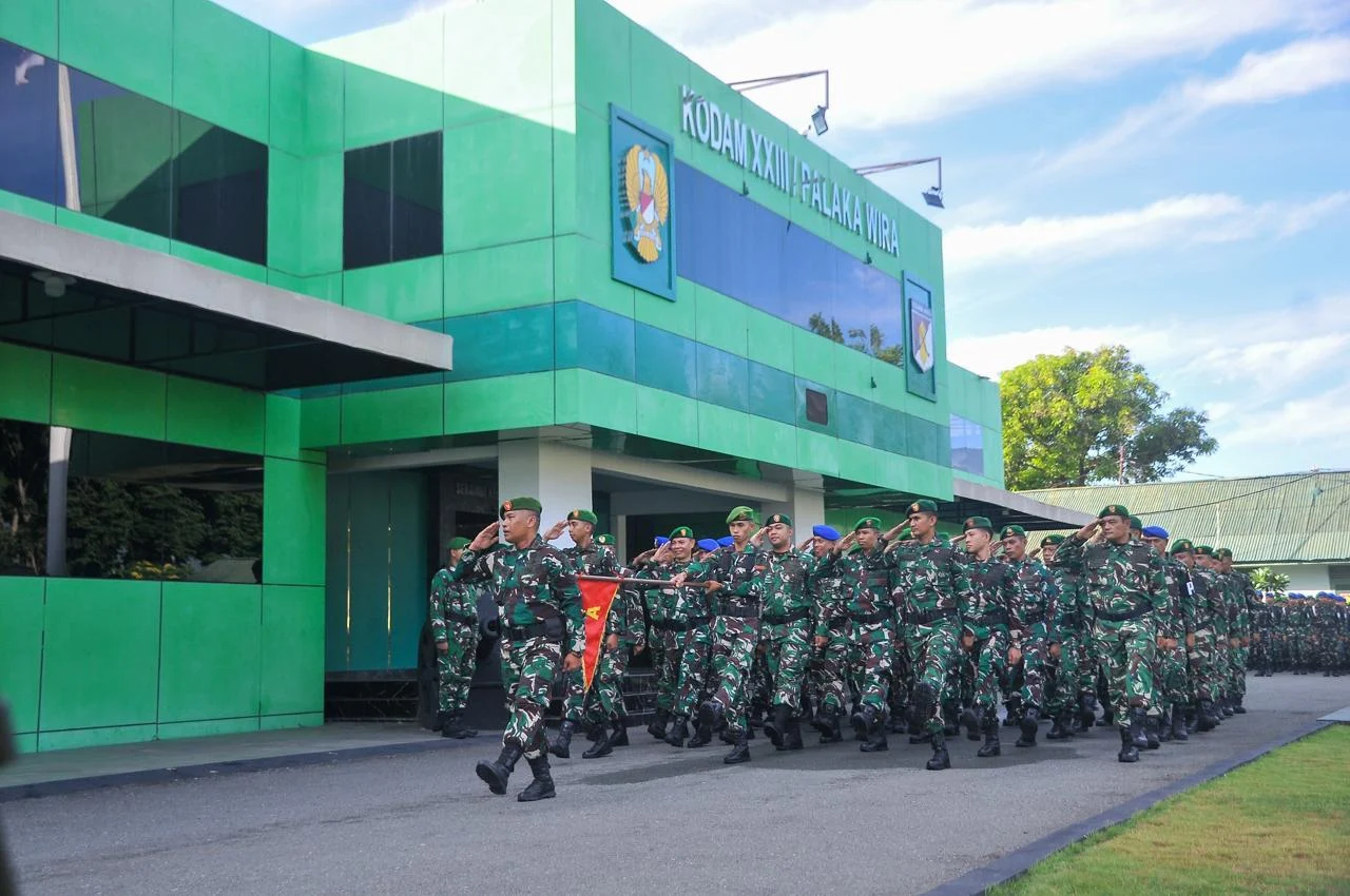 “Kokohkan Semangat Pengabdian, Kodam XXIII/Palaka Wira Gelar Upacara Bendera Mingguan”
