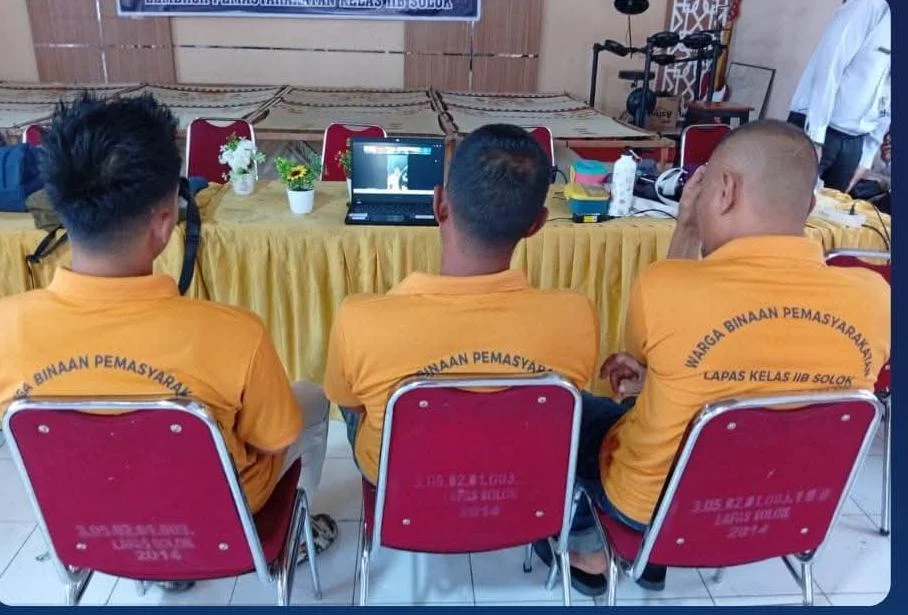 Khidmat dan Penuh Makna, Warga Binaan Nasrani Lapas Solok Ikuti Zoom Ibadah Bersama
