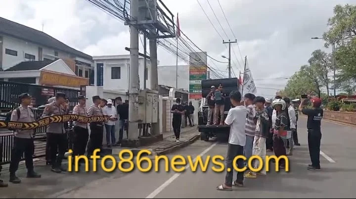 Puluhan aktivis dari Lampung Utara berkumpul dalam aksi damai yang berlangsung tertib dan aman di depan kantor Kejaksaan Negeri (Kejari) pada Rabu, 11 Mei 2026. Aksi ini dipimpin oleh Mintaria Gunadi, Ketua DPC LP3K-RI Lampung Utara, dan Juaini Adhami, Ketua DPC POSPERA Lampung Utara.
