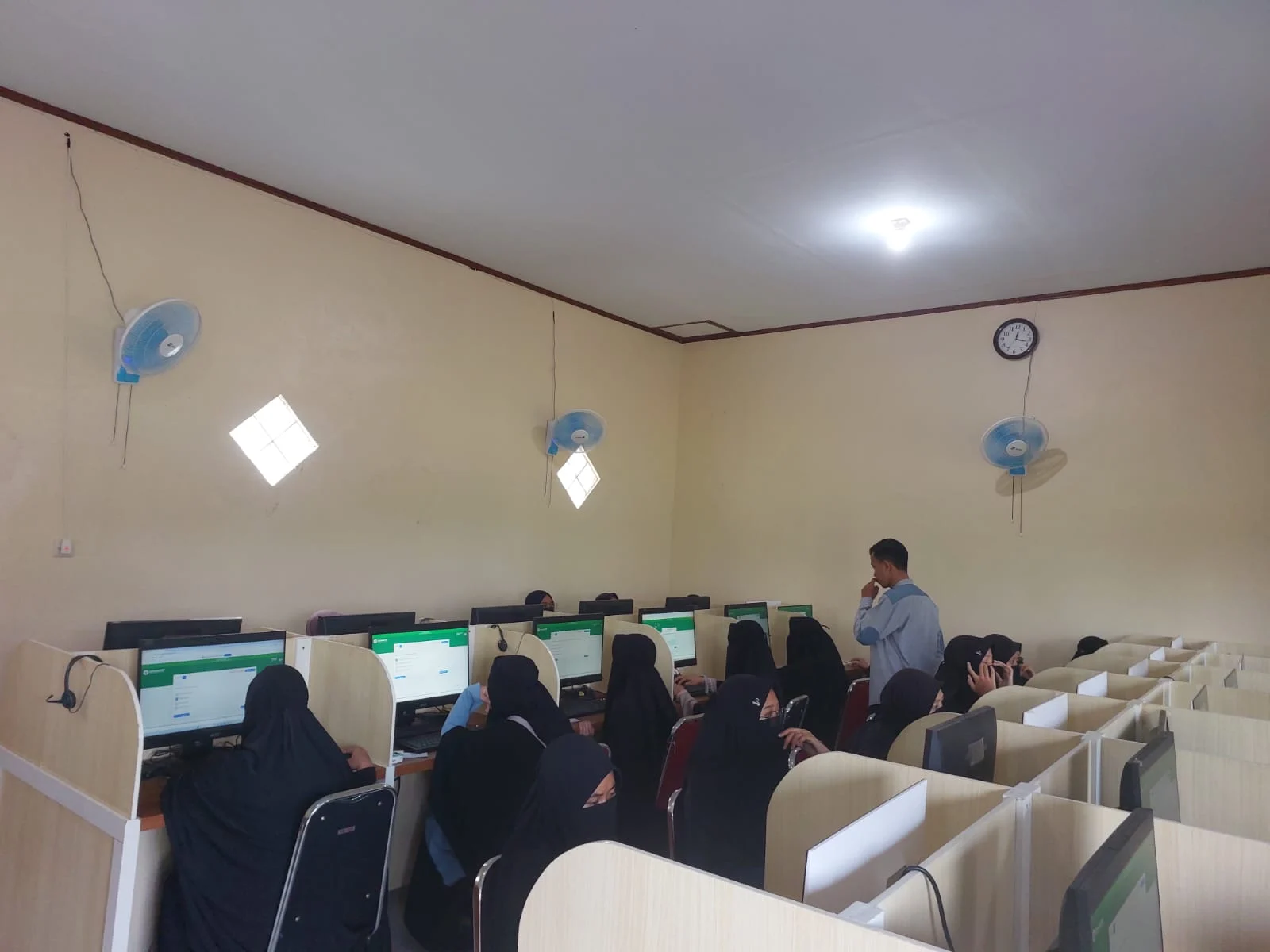 Wujudkan Lulusan Berkualitas, UPK Paket B di PKBM At-Taqwa Mandiri Berjalan Lancar Berbasis Komputer