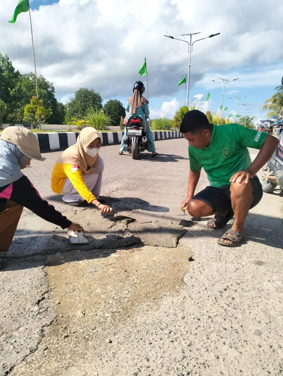 PEMDES WAYO GENJOT PERBAIKAN JALAN YANG BERLUBANG.                        