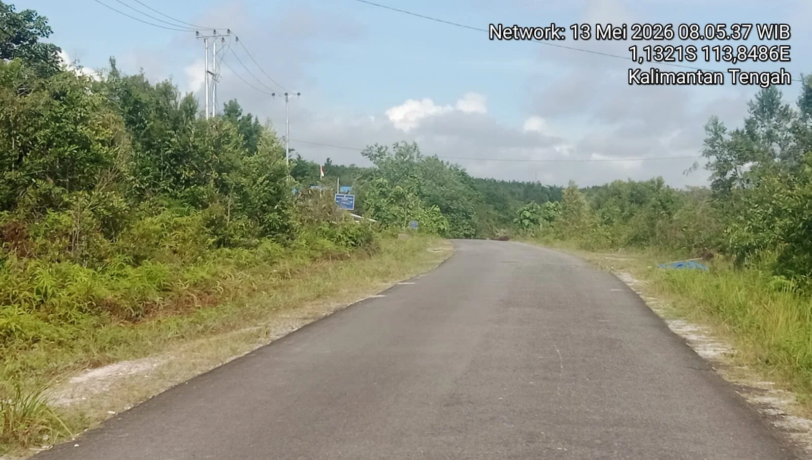 Diduga Excavator Tambang Emas Melintas di Jalan Aspal, Warga Khawatir Keselamatan Pelajar SMPN 6

