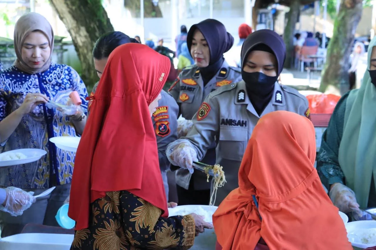 Jumat Berkah Minggu Keenam Diwarung Polri Presisi Polres Kabupaten  Labuhanbatu Hadirkan Kehangatan dan Kepedulian untuk Masyarakat.
