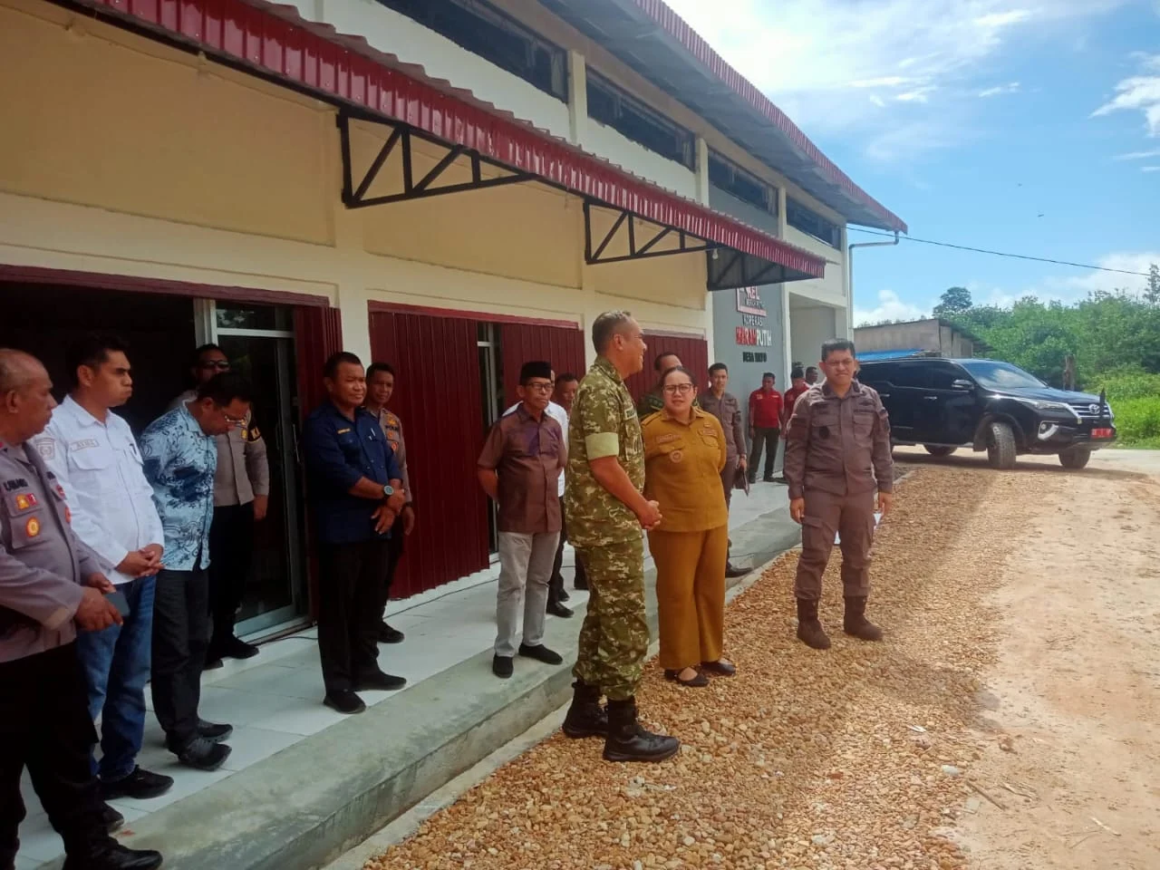 BUPATI MERESMIKAN KANTOR KOPERASI MERAH PUTIH DESA WAYO TALIABU BARAT.      