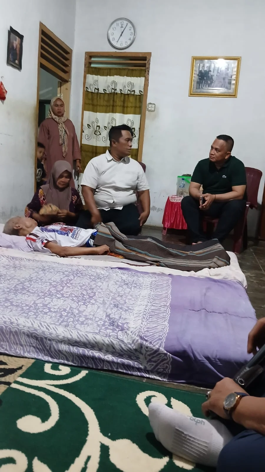 Kapolres Batu Bara Laksanakan Minggu Kasih, Berikan Dukungan Moril Kepada Orang Tua Jurnalis yang Sakit