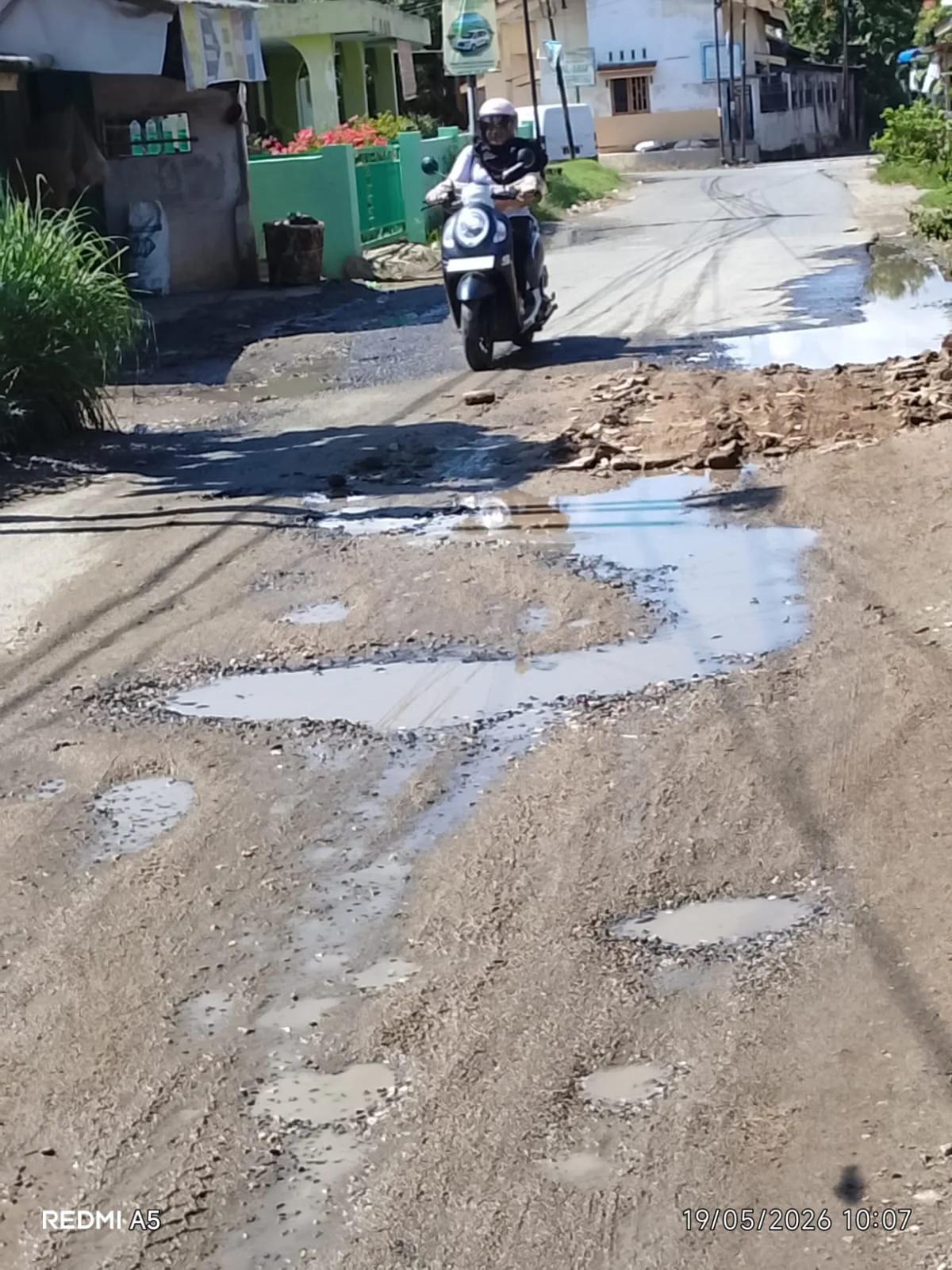 LKPJ Pemkab Labuhanbatu TA 2025 Diketok Digedung DPRD. Pekerjaan Proyek Pemeliharaan Rutin Jalan Kabupaten Meninggalkan Jalan Kubangan Kerbau.

