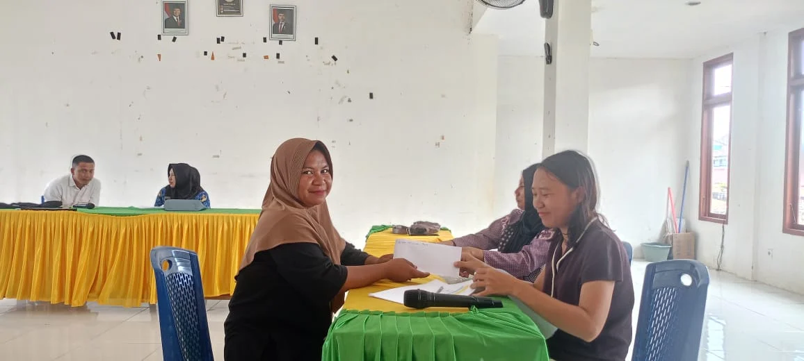Pj Kades Talo:Ibu Nurvita Hariru dan Bendahara desa Geby Pritykumantoy realisasi gaji Aparat desa dan Badan permusyiwaratan Desa ( BPD )