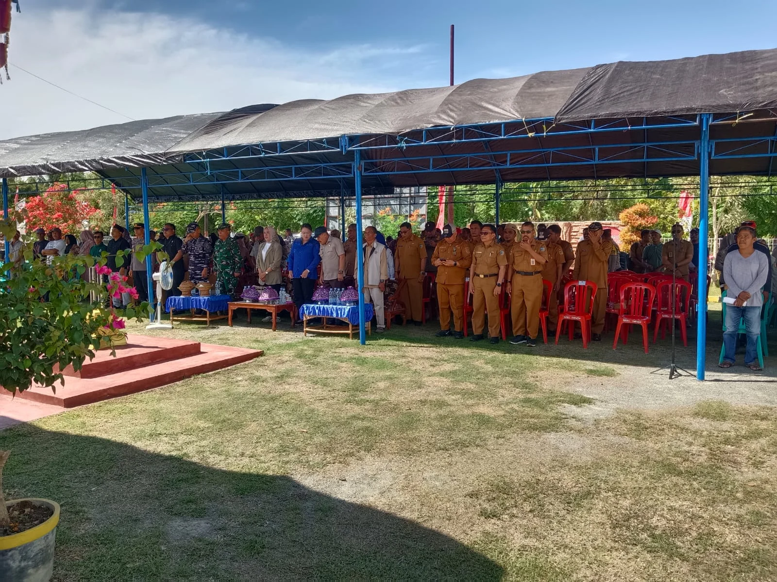 Kapolres Donggala, Melalui Kapolsek Labuan Hadiri Giat Penyerahan Bantuan Benih Jagung Bisi 18, Oleh Bupati Donggala Vera Elena Laruni, SE, Di Kec. Labuan Dan Kec. Tanantovea