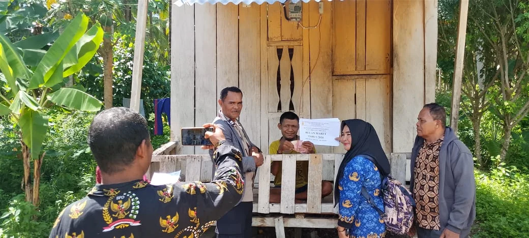 Pj Kades Hai Salurkan,bantuan langsung tunai 6 bulan dua tewe, kepada 15 KPM pada Kamis 21-05-2026.