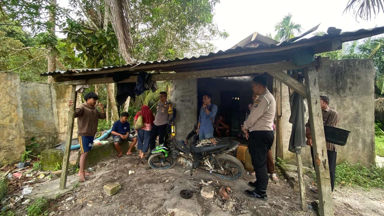 Polsek Simpang Teritip Polres Bangka Barat Berikan Himbauan Larangan Aktivitas Tambang di Aliran Sungai Desa Berang Simpang Teritip