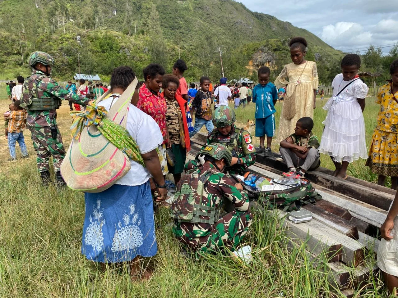 *PRAJURIT MEDIS SATGAS YONIF 711/RAKSATAMA SISIR PEDALAMAN PAPUA HADIRKAN HARAPAN SEHAT UNTUK MASYARAKAT LOKAL*