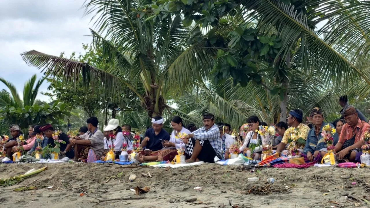 Kapolres Donggala, Melalui Kapolsek Damsol Iptu Edy Susilo, Amankan Ngaben Massal Tingkat Kabupaten 2026, Melarung Secara Simbolis Abu Jenasah Di Taburkan Di Pantai Desa  Sioyong.