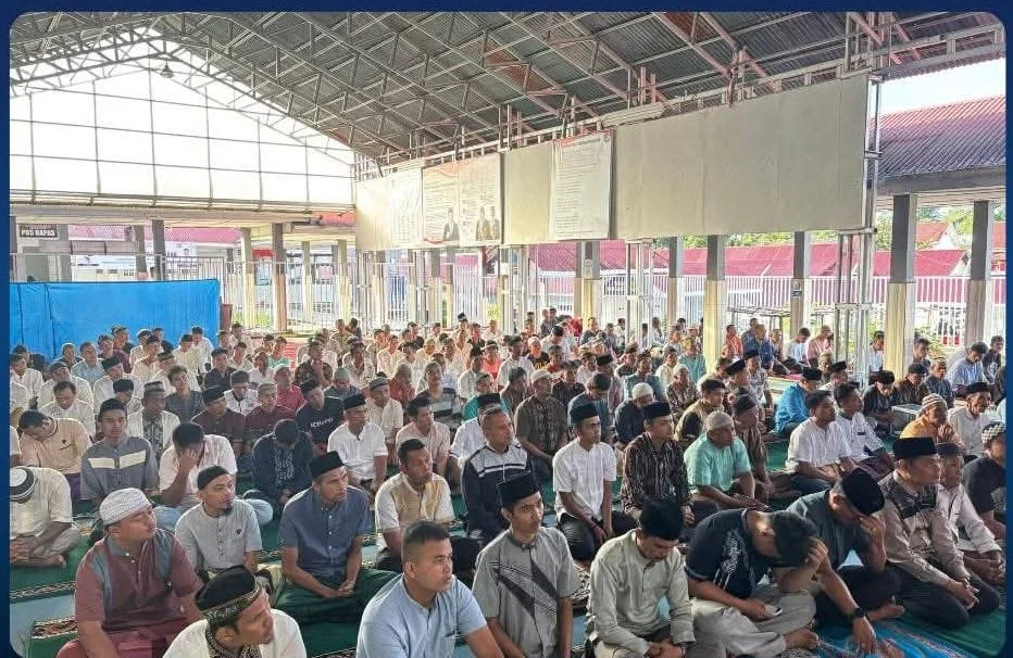 Semangat Hari Raya di Balik Tembok Lapas, Warga Binaan Solok Khusyuk Ikuti Sholat Idul Adhal