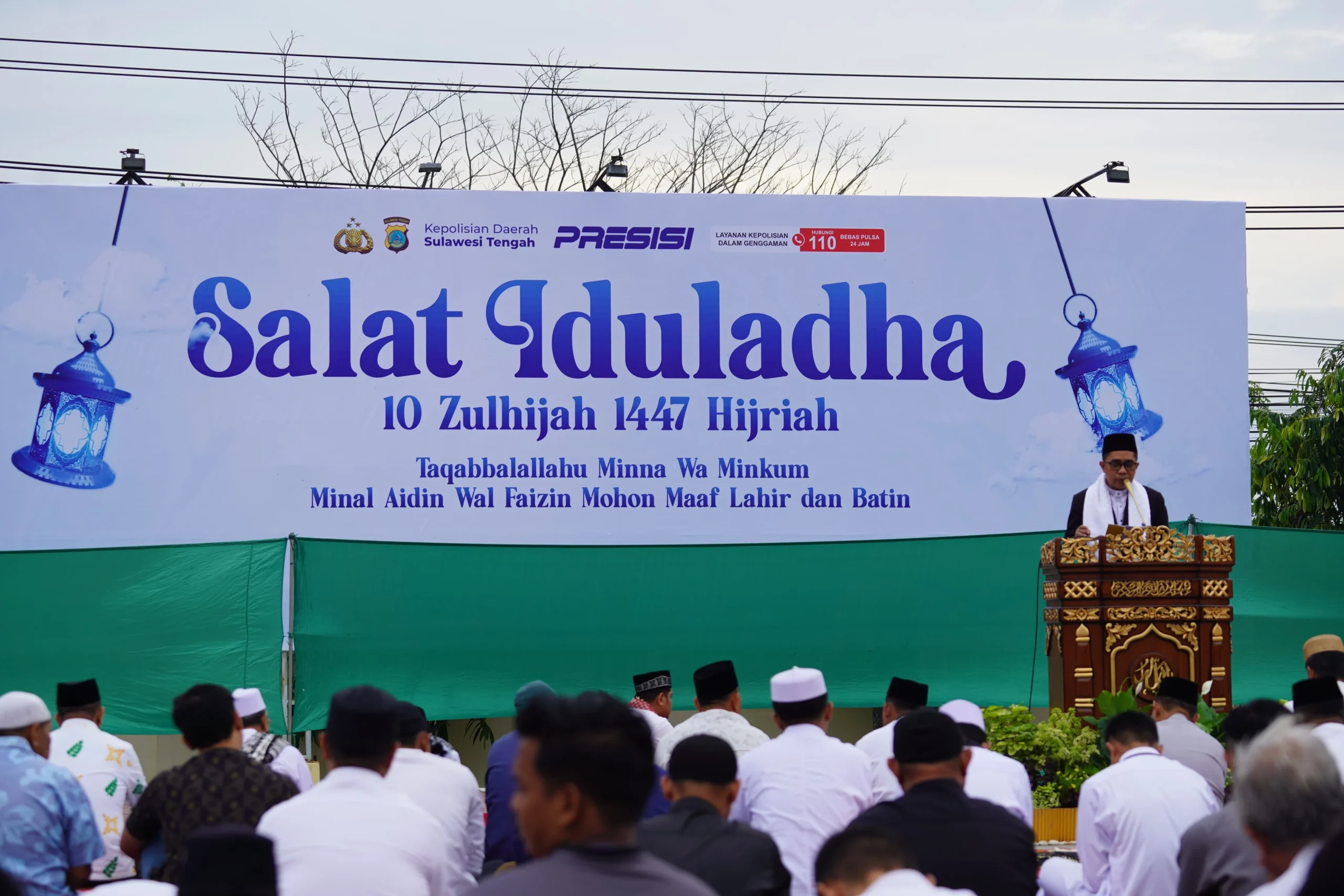 *Dihadiri Ratusan Warga, Kapolda Sulteng Laksanakan Sholat Idul Adha Bersama Masyarakat di Mako Polda*
